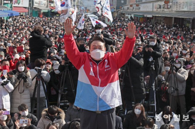 윤석열 국민의힘 대선 후보가 18일 오전 경북 상주시 풍물시장에서 열린 ‘대한민국 농업의 수도 상주의 힘! 내일을 바꾸는 대통령!’ 유세에서 손을 들어올리며 지지자들의 환호에 응답하고 있다. 송은석기자 silverstone@donga.com