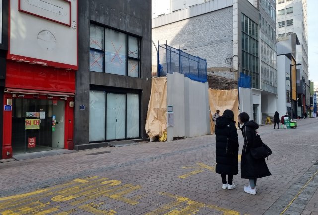 18일 오후 서울 중구 명동거리에 문 닫은 가게들이 보인다.