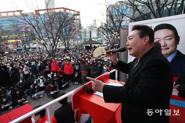 윤석열 국민의힘 대선 후보가 18일 오후 대구 달성군 대실역사거리에서 유권자들에게 지지를 호소하고 있다. 송은석 기자 silverstone@donga.com