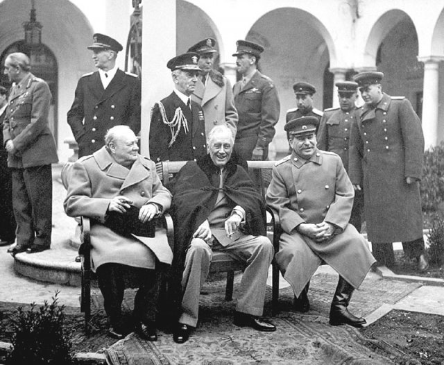얄타회담에 참석한 연합국의 세 거두인 윈스턴 처칠 영국 총리, 프랭클린 루스벨트 미국 대통령, 이오시프 스탈린 소련 공산당 서기장(왼쪽부터). 책과함께 제공