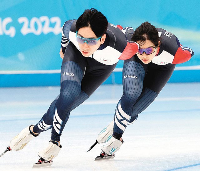 19일 열리는 2022 베이징 겨울올림픽 스피드스케이팅 매스스타트 경주를 앞두고 연습 중인 이승훈(왼쪽)과 김보름. 베이징=뉴시스