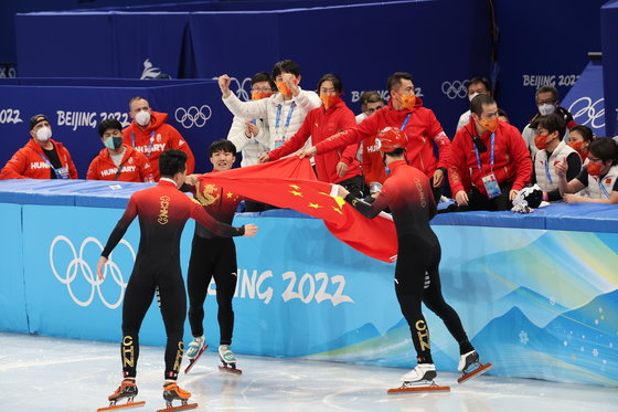 7일 중국 베이징 수도실내체육관에서 열린 2022 베이징 동계올림픽 쇼트트랙 남자 1000m 결승에서 중국 런쯔웨이가 우승을 차지해 국기를 들고 있다. 2022.2.7/뉴스1 © News1