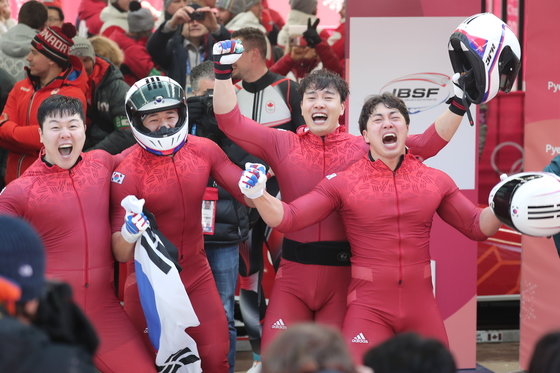 대한민국 원윤종, 전정린, 서영우, 김동현이 25일 오전 강원도 평창군 올림픽 슬라이딩센터에서 열린 2018 평창동계올림픽 봅슬레이 4인승 4차 주행을 마치고 기뻐하고 있다. 2018.2.25/뉴스1 © News1 DB