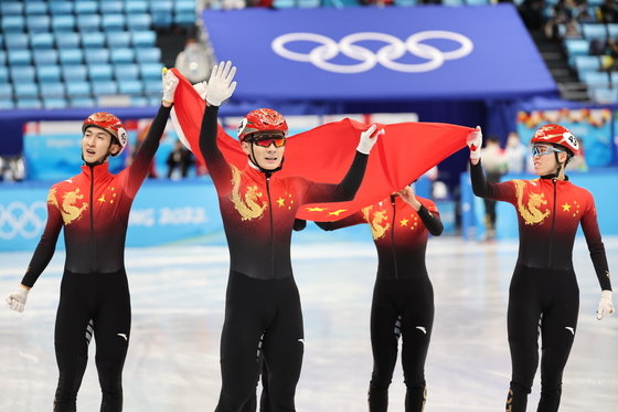 지난 5일 오후 중국 베이징 캐피털실내경기장에서 열린 2022 베이징동계올림픽 쇼트트랙 혼성 계주 결승에서 우승을 차지한 중국 쇼트트랙 대표팀이 기뻐하고 있다. © News1