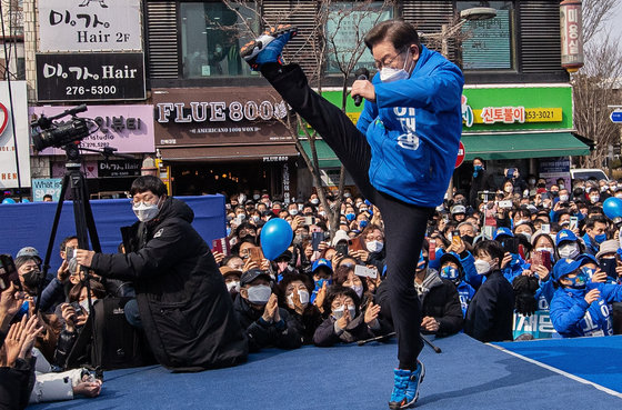 이재명 더불어민주당 대선 후보가 공식선거운동 첫 주말을 맞은 19일 오후 전북 전주시 전북대학교 구정문 앞에서 열린 ‘새로운 전북의 미래, 균형발전의 중심 전북!’ 집중 유세에서 발차기 세리머니를 하고 있다. 2022.2.19/뉴스1