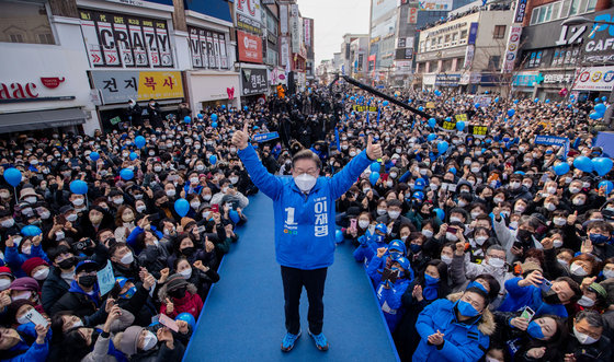 이재명 더불어민주당 대선 후보가 공식선거운동 첫 주말을 맞은 19일 오후 전북 전주시 전북대학교 구정문 앞에서 열린 ‘새로운 전북의 미래, 균형발전의 중심 전북!’ 집중 유세에서 시민과 지지자들에게 인사하고 있다. 2022.2.19/뉴스1