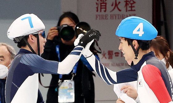 정재원(왼쪽)과 이승훈이 19일 오후 중국 베이징 국립 스피드스케이팅 경기장에서 열린 2022 베이징 동계올림픽 스피드스케이팅 남자 매스스타트 결승 경기에서 2위와 3위로 결승선을 통과한 뒤 기뻐하고 있다. 이날 정재원이 은메달, 이승훈이 동메달을 획득했다. 2022.2.19/뉴스1 © News1