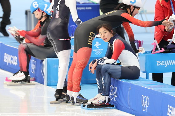 김보름이 19일 오후 중국 베이징 국립 스피드스케이팅 경기장에서 열린 2022 베이징 동계올림픽 스피드스케이팅 여자 매스스타트 결승 경기에서 5위로 결승선을 통과한 뒤 생각에 잠겨 있다. 뉴스1