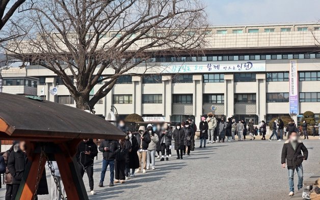 19일 오후 2시30분 인천시 남동구 인천시청 앞 광장 인천애(愛)뜰 앞에 설치된 임시선별검사소에서 검사를 받기 위해 몰린 시민들이 광장 주변을 둘러싸고 줄지어 서 있다. 뒤늦게 검사를 받기 위해 도착한 시민들은 이날 검사소 운영 종료시간인 오후 5시까지 2시간30분밖에 남지 않아 검사를 받지 못할까봐 발을 동동 굴렀다. 인천은 18일 하루 동안 7000여 명이 넘는 확진자가 발생해 하루 역대 최다 기록을 경신했다. 하루 PCR검사 인원도 3만 여명을 넘겼다. 2022.2.19/뉴스1