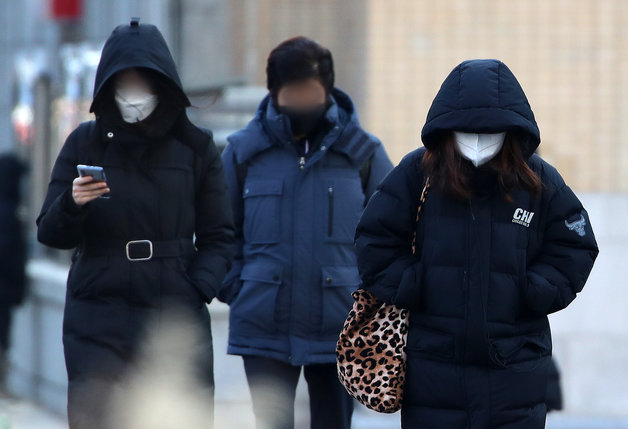 18일 오전 서울 광화문 일대에서 두터운 옷차림의 시민들이 출근을 서두르고 있다. 2022.2.18/뉴스1
