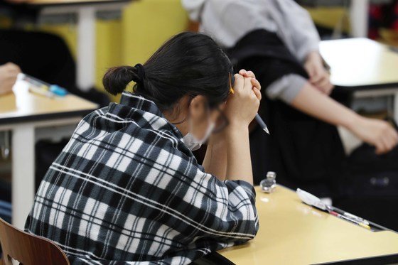 서울 한 고등학교에서 한 학생이 손을 모은 채 시험 시작을 기다리고 있다./뉴스1