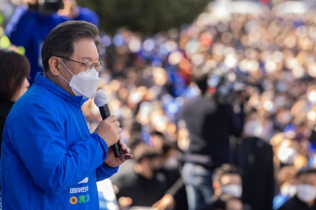 최동준 기자 = 이재명 더불어민주당 대선 후보가 18일 전남 목포시에서 열린 선거유세에서 지지를 호소하고 있다. 뉴시스