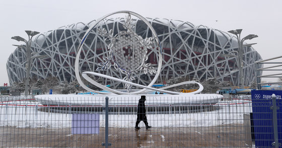 2022 베이징 동계올림픽 개막 이후 첫 눈이 내린 13일 중국 베이징 국립경기장 앞 성화에 불꽃이 타오르고 있다. 2022.2.13/뉴스1