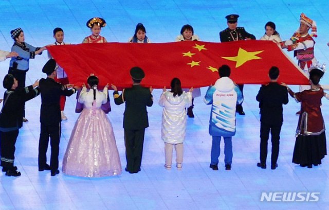 지난 4일 베이징 동계올림픽 개회식 행사에서 한복을 입고 출연한 중국 여성. 뉴시스