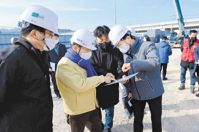 권오봉 전남 여수시장이 17일 여수시 주삼동 여수석유화학 안전체험교육장 공사현장을 방문해 진행 상황과 안전 여부 등을 점검하고 있다. 여수시 제공