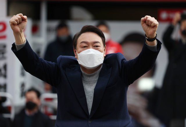 윤석열 국민의힘 대선 후보가 19일 울산 남구 롯데백화점 앞에서 시민들을 향해 지지를 호소하고 있다. 뉴시스