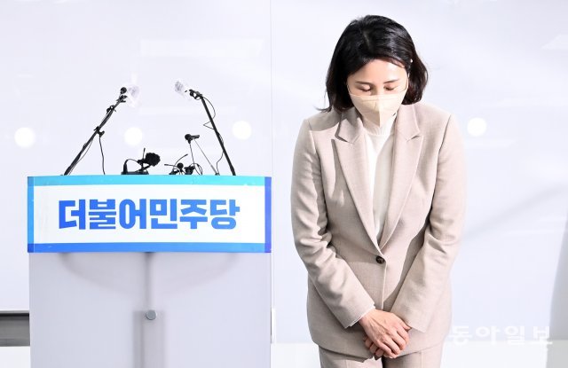 이재명 더불어민주당 대선 후보의 부인 김혜경 씨가 이달 9일 여의도 더불어민주당사에서 열린 과잉의전 논란 기자회견에서 고개를 숙이고 있다. 동아일보DB
