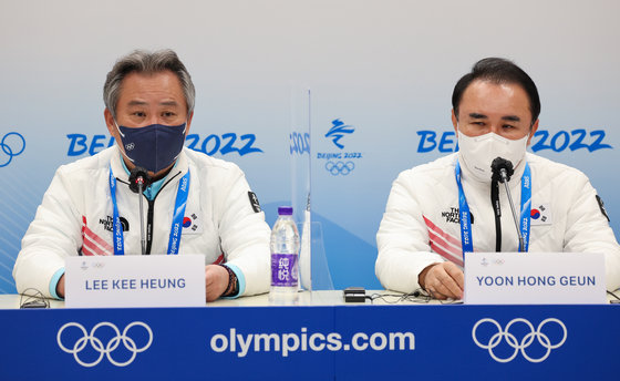 이기흥 대한체육회장(왼쪽)이 20일 중국 베이징 메인미디어센터에서 열린 2022 베이징 동계올림픽 대회 결산 기자회견에서 인사말을 하고 있다. 오른쪽은 윤홍근 선수단장. 한국은 금메달 2개, 은메달 5개, 동메달 2개 총 9개로 종합 순위 14위에 올랐다. 2022.2.20/뉴스1