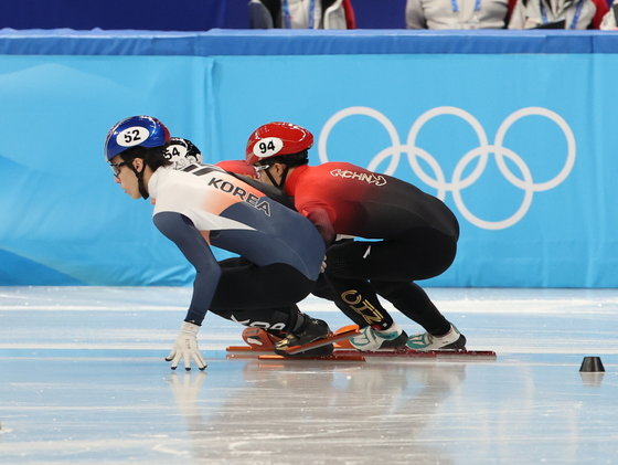 7일 중국 베이징 수도실내체육관에서 열린 2022 베이징 동계올림픽 쇼트트랙 남자 1000m 준결승 경기에서 황대헌이 코스를 돌고 있다. 황대헌은 비디오 판독결과 이순간 레인변경 반칙을 범했다며 실격 당했다. 2022.2.7/뉴스1