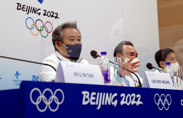 2022 베이징 동계올림픽 마지막 날인 20일 오전 중국 베이징 메인미디어센터(MMC)에서 열린 대한민국 선수단 결산 기자회견에서 이기흥 대한체육회장이 질의응답을 하고 있다. 베이징(중국)=뉴시스