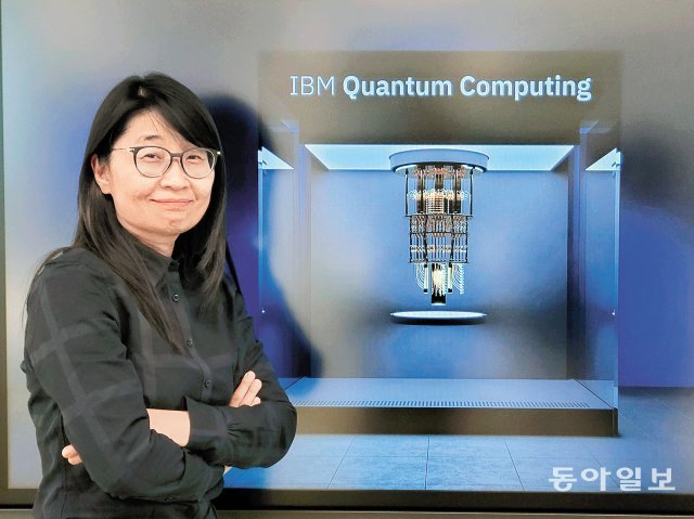 17일 서울 여의도 한국IBM 본사에서 만난 백한희 박사(IBM 퀀텀그룹 퀀텀컴퓨팅 연구원)가 IBM이 개발한 양자컴퓨터 영상을 배경으로 웃고 있다. 김동주 기자 zoo@donga.com