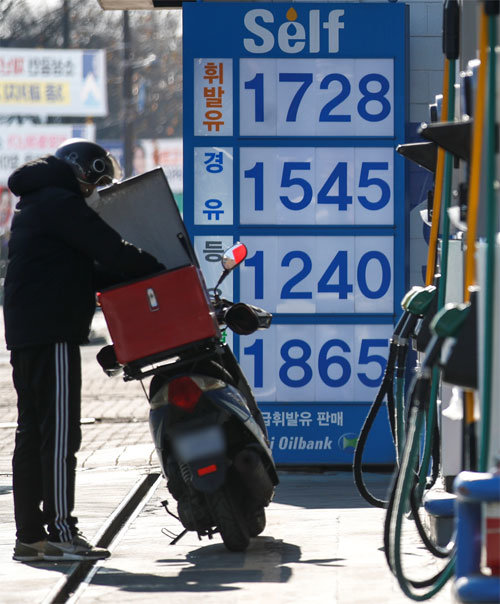 20일 서울의 한 주유소에 L당 1728원(휘발유)이라고 적힌 기름값 안내 간판이 있다. 한국석유공사에 따르면 2월 셋째 주 전국
 주유소 휘발유 평균 판매가는 전주보다 26.6원 오른 1718.4원으로 3개월 만에 1700원을 넘었다. 뉴시스