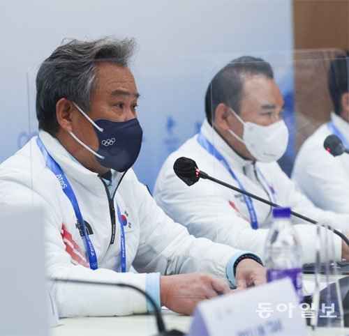 이기흥 대한체육회 회장(왼쪽)이 20일 중국 베이징 메인미디어센터(MMC)에서 열린 2022 베이징 겨울올림픽 결산 기자회견에서 질의에 답을 하고 있다. 베이징=원대연 기자 yeon72@donga.com
