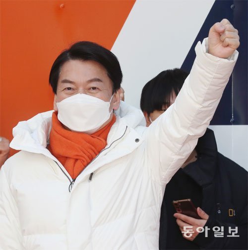 국민의당 안철수 대선 후보가 20일 서울 마포구 홍익대 앞 거리에서 유세 중 주먹을 불끈 쥐며 지지를 호소하고 있다. 사진공동취재단