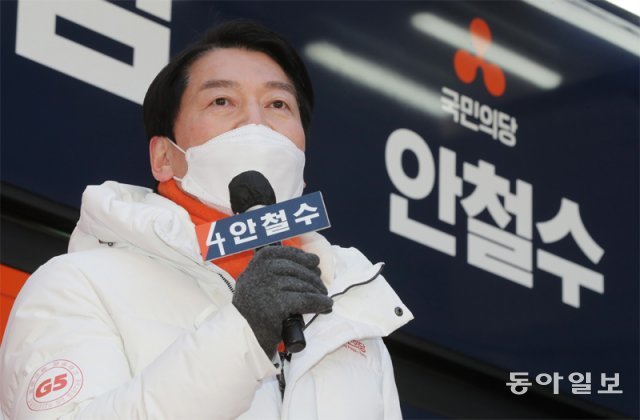국민의당 안철수 대선 후보가 20일 서울 마포구 홍대 거리에서 열린 유세에서 지지를 호소하고 있다. 사진공동취재단