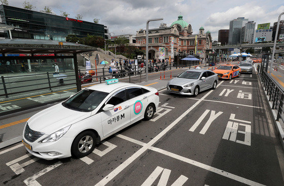 서울 중구 서울역 택시승강장에서 택시들이 승객을 기다리며 대기하고 있는 모습. 코로나 사태로 소상공인과 함께 택시 업계도 피해를 보고 있다. 업계에 따르면 코로나19가 국내에서 확산된 지난해 기준, 전년 대비 매출은 30% 가까이 감소한 것으로 나타났다. /뉴스1DB