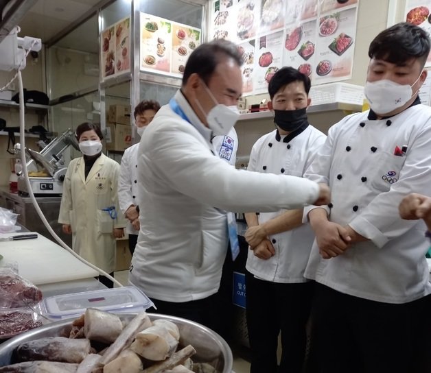 지난 6일 윤홍근 선수단장이 급식지원센터 방문하여 영양사와 요리사들을 격려하고 있다. 제너시스BBQ 제공