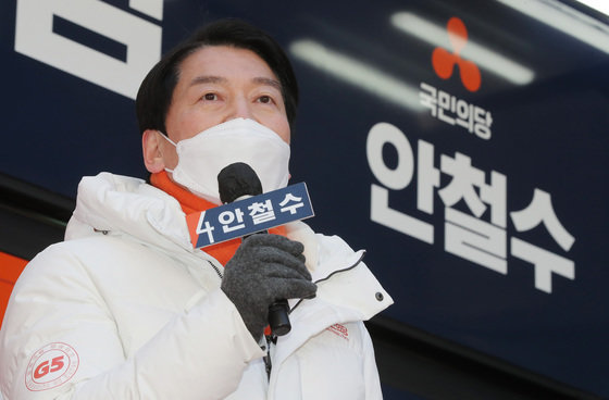안철수 국민의당 대선 후보가 20일 서울 마포구 홍대 거리에서 열린 유세에서 지지를 호소하고 있다. 국회사진취재단