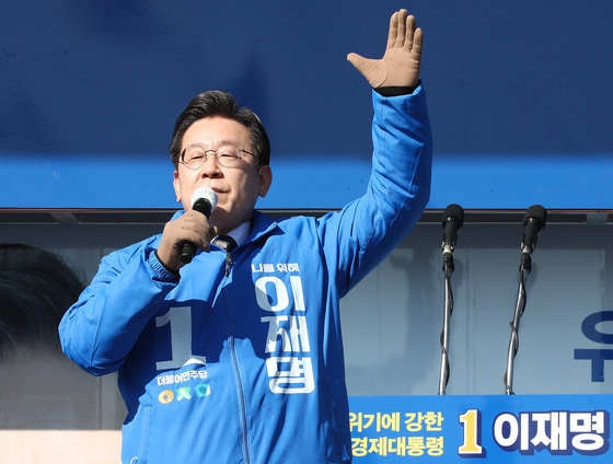 이재명 더불어민주당 대선 후보가 20일 오후 경기 안양시 안양중앙공원에서 유세를 하고 있다. 2022.2.20/뉴스1