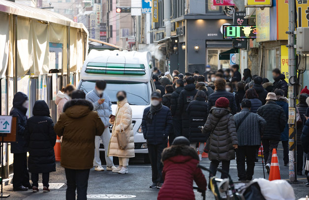 신종 코로나바이러스 감염증(코로나19) 신규 확진자가 9만5362명 발생한 21일 오전 서울 중구보건소에 마련된 선별진료소를 찾은 시민들이 검사를 받기 위해 줄을 서 있다. 지난 2020년 1월 20일 코로나19 유입 이후 763일만에 누적 확진자가 200만명선을 돌파했다. 2022.2.21/뉴스1