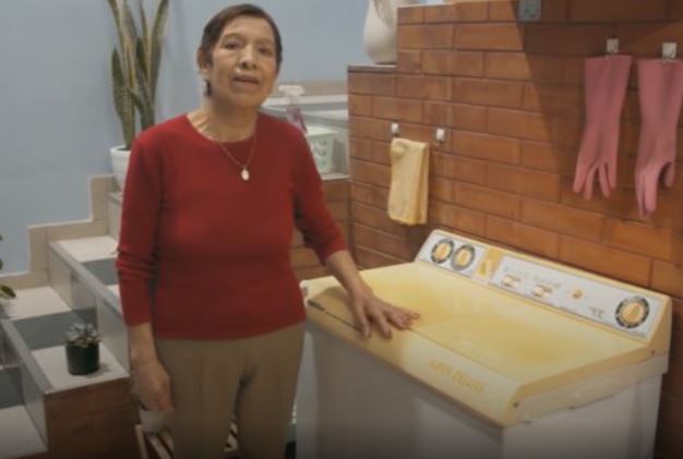 페루서 열린 ‘가장 오래된 세탁기’ 대회 우승자 마이후아씨. (유튜브 갈무리)