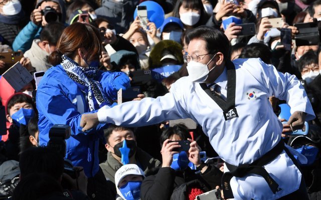 20일 더불어민주당 이재명 대선후보가 경기도 수원시 만석공원에서 열린 유세에서 태권도복을 입고 지지를 호소하고 있다. 사진공동취재단
