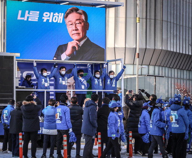 충남 천안에서 거리유세하는 송영길 더불어민주당 대표.© 뉴스1