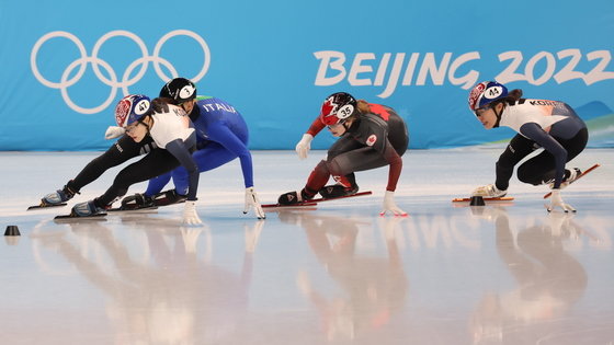 이유빈(47번)과 김아랑(44번)이 16일 오후 중국 베이징 캐피털 실내경기장에서 열린 2022 베이징 동계올림픽 쇼트트랙 여자 1500m 준결승에서 역주를 하고 있다. 2022.2.16/뉴스1