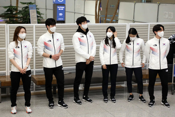 2022 베이징 동계올림픽 쇼트트랙 대표팀이 18일 오후 인천국제공항에서 입국인사를 위해 대기하고 있다. 이번 대회에서 대표팀은 금메달 2개와 은메달 3개를 수확했다. 2022.2.18/뉴스1