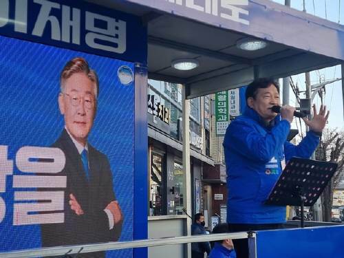 송영길 더불어민주당 대표가 21일 충남 아산 온양전통시장에서 거리유세를 하고 있다. ⓒ뉴스1