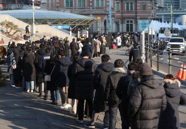 21일 서울역 임시선별검사소를 찾은 시민들이 신속항원검사 및 PCR검사를 받기 위해 줄을 서 있다. 뉴시스