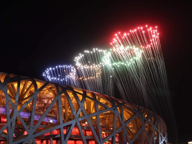 2022년 2월 20일 중국 베이징에서 열린 겨울올림픽 폐회식 불꽃놀이 행사 중 오륜 모양의 불꽃이 하늘에 수놓이고 있다. 베이징=뉴스1