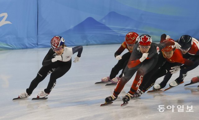 베이징 겨울올림픽 쇼트트랙 여자 1500m 준결선 경기에서 역주하는 최민정.(맨 왼쪽) 베이징=원대연 기자 yeon@donga.com