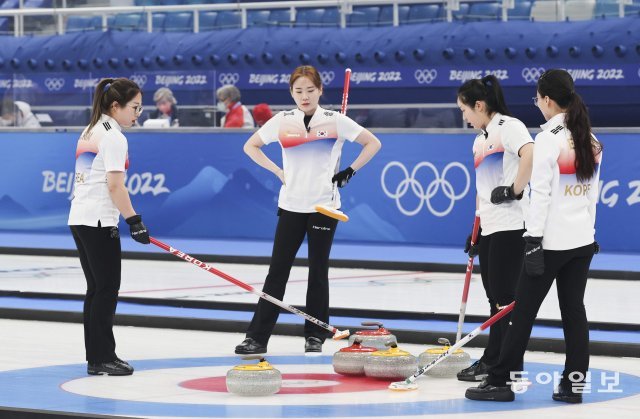 베이징 겨울올림픽 컬링에 출전한 ‘팀 킴’ 선수들이 작전 회의를 하는 모습. 이번 대회에서 여자 컬링은 한 팀이 최소 9경기 이상을 치러야 했지만 금메달은 단 한 개에 불과하다. 베이징=원대연 기자 yeon@donga.com