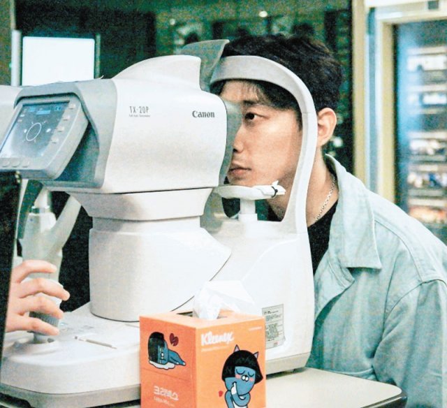쇼트트랙 국가대표 곽윤기가 전이경 대한빙상경기연맹 이사의 남편이 운영하는 안과에서 라식 수술을 받기 전 눈 검사를 하고 있다. 전이경 이사 제공