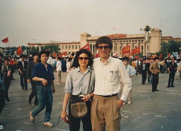 뉴욕타임스 베이징 특파원 시절 니콜러스 크리스토프. 그는 1990년 천안문 사태 취재로 첫 번째 퓰리처상을 받았다. 그의 부인(왼쪽)도 뉴욕타임스 기자 출신이다. 뉴욕타임스