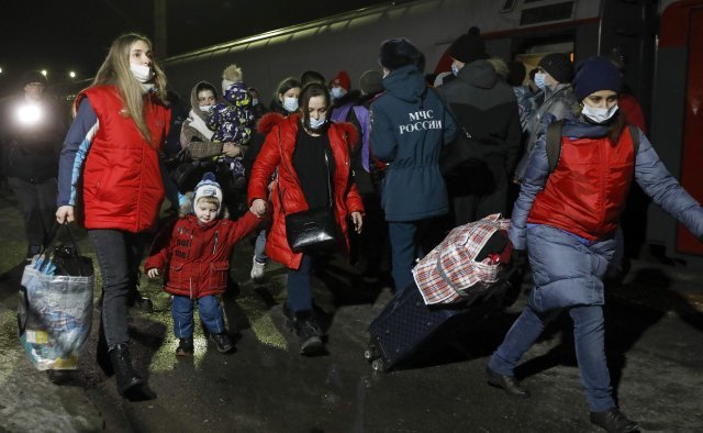20일 밤(현지시간) 우크라이나 동부 친러시아 분리주의 자들이 장악한 도네츠크와 루한스크의 주민들이 볼고그라드 지역 임시 거주지로 피신하기 위해 기차역으로 가고 있다. 볼고그라드=AP