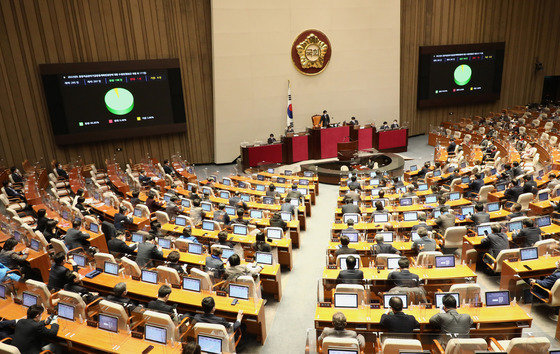 21일 오후 국회에서 열린 본회의에서 22년도 소상공인시장진흥기금운용계획안에 대한 수정안이 가결되고 있다. 2022.2.21/뉴스1 © News1