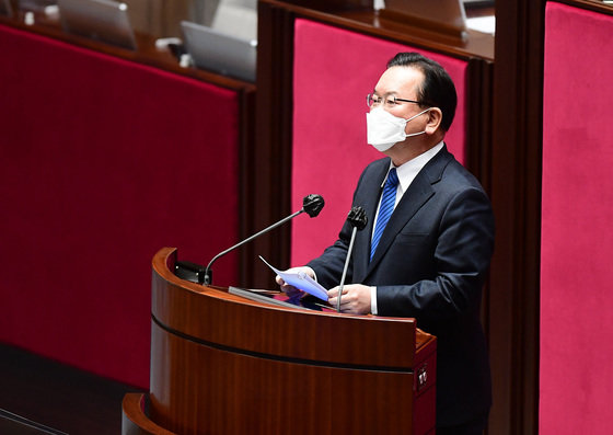 김부겸 국무총리가 21일 오후 국회에서 열린 본회의에서 22년 제1회 추가경정예산안 의결 후 정부측을 대표해 인사말을 하고 있다. 2022.2.21/뉴스1