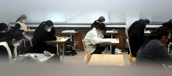 2022학년도 대학수학능력시험일인 지난해 11월 18일 한 고등학교에서 수험생들이 시험 준비를 하고 있다. (전북사진기자단) 2021.11.18/뉴스1